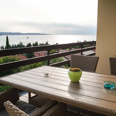 Garden View Apartment *